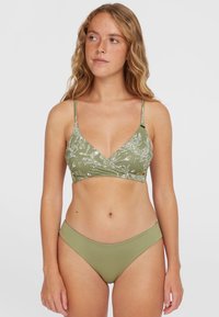 Ensemble bikini vert comprenant un bralette imprimé avec des bretelles fines et un bas taille haute uni. Le matériau est doux et lisse au toucher.