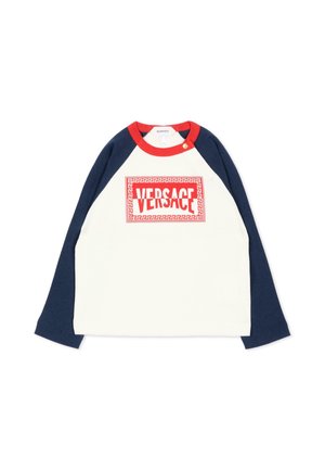 Camiseta raglán de manga larga con mangas azul marino, cuerpo blanco, cuello rojo y logo rojo de Versace dentro de un marco rectangular decorativo en el pecho.