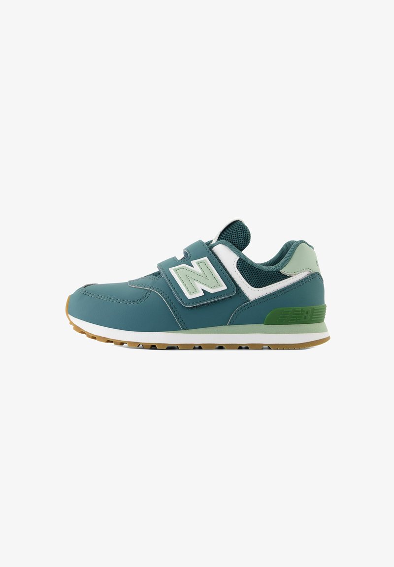 Teal leren sneaker met meshpanelen, een witte band en een groene accent. Rubberen zool met een gepatenteerd grippatroon. Verstelbare pasvorm.