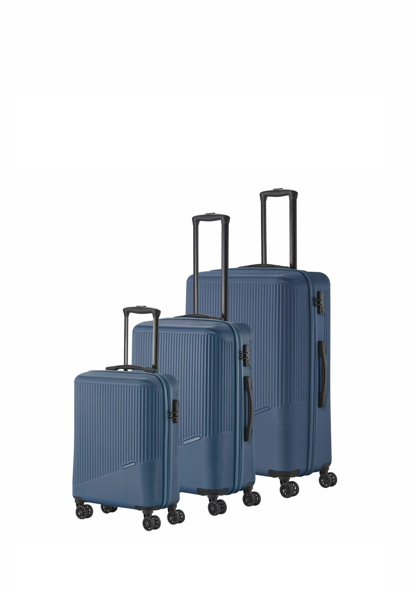 Set mit drei blauen Hartschalenkoffern mit vertikalem Rillenmuster, schwarzen Griffen und Rollen für Mobilität. In verschiedenen Größen von klein bis groß.