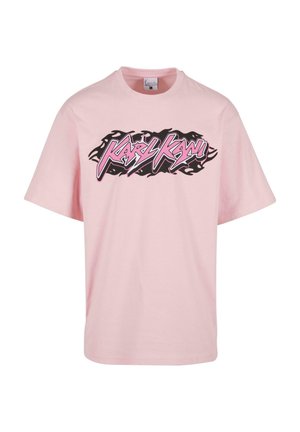 Tricou din bumbac roz, având un logo grafic negru și roz "Karl Kani" cu un design în flăcări pe piept. Mânici scurte, guler rotund.