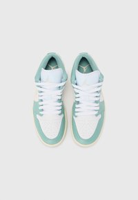 Mintgrønne og hvite sneakers med perforert tå, polstret tunge og kontrasterende lys kremfarge såle. Har snøringer og ikoniske logo detaljer.