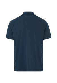 Navyblauw poloshirt met korte mouwen en kraag, achterkant zichtbaar met een klein "Vaude" logo bij de halslijn.