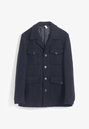 Chaqueta azul marino de lana, con cuello, seis bolsillos delanteros y cierre de botones. Textura suave, con interior forrado.