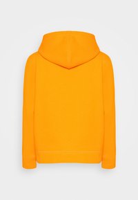 Sweat à capuche orange vif vu de dos avec manches longues et capuche, sur un fond clair uni.