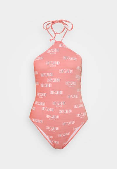 Maillot de bain rose avec un col halter, présentant un imprimé répété du logo blanc "MOSCHINO SWIM". Texture lisse avec une silhouette ajustée.
