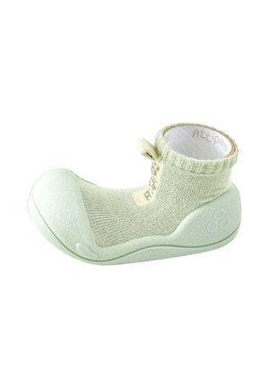 Zapato de bebé de color verde claro con suela blanda, parte superior tipo calcetín, suela de goma flexible y tirador en el tobillo, diseñado para los primeros andarines.