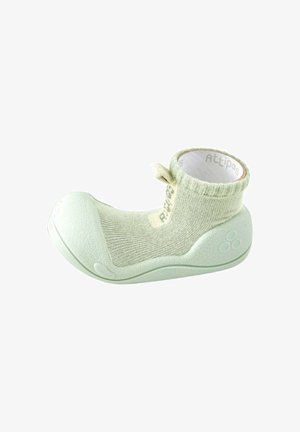 Zapato de bebé de color verde claro con suela blanda, parte superior tipo calcetín, suela de goma flexible y tirador en el tobillo, diseñado para los primeros andarines.