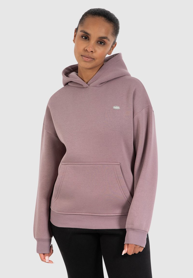 Hoodie violet en tissu doux, doté d'une poche avant, de poignets côtelés et d'un petit logo sur la poitrine. Conçu avec une coupe décontractée.