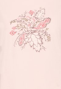 Țesătură roz cu un model complicat floral și paisley în nuanțe de coral, bej și verde măsliniu, centrat pe suprafață.