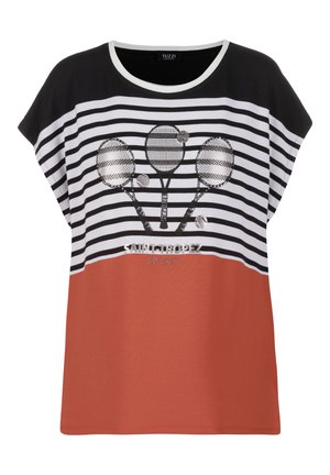 Zwart-wit gestreepte top met terracotta onderkant, met een afbeelding van drie tennisrackets en ballen en de tekst "Saint-Tropez Sports" aan de voorkant.