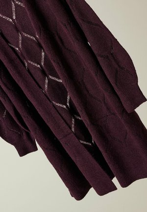 Strickjacke in tiefem Burgunderrot mit rautenförmigen Ausschnitten, gerippten Bündchen und weicher Textur. Lange Ärmel und offenes Vorderdesign.