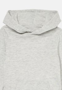Grijze hoodie met een zachte textuur, voorzien van een trekkoordkap, kangoeroezak en een ontspannen pasvorm. De stof heeft een subtiel gemêleerd patroon.