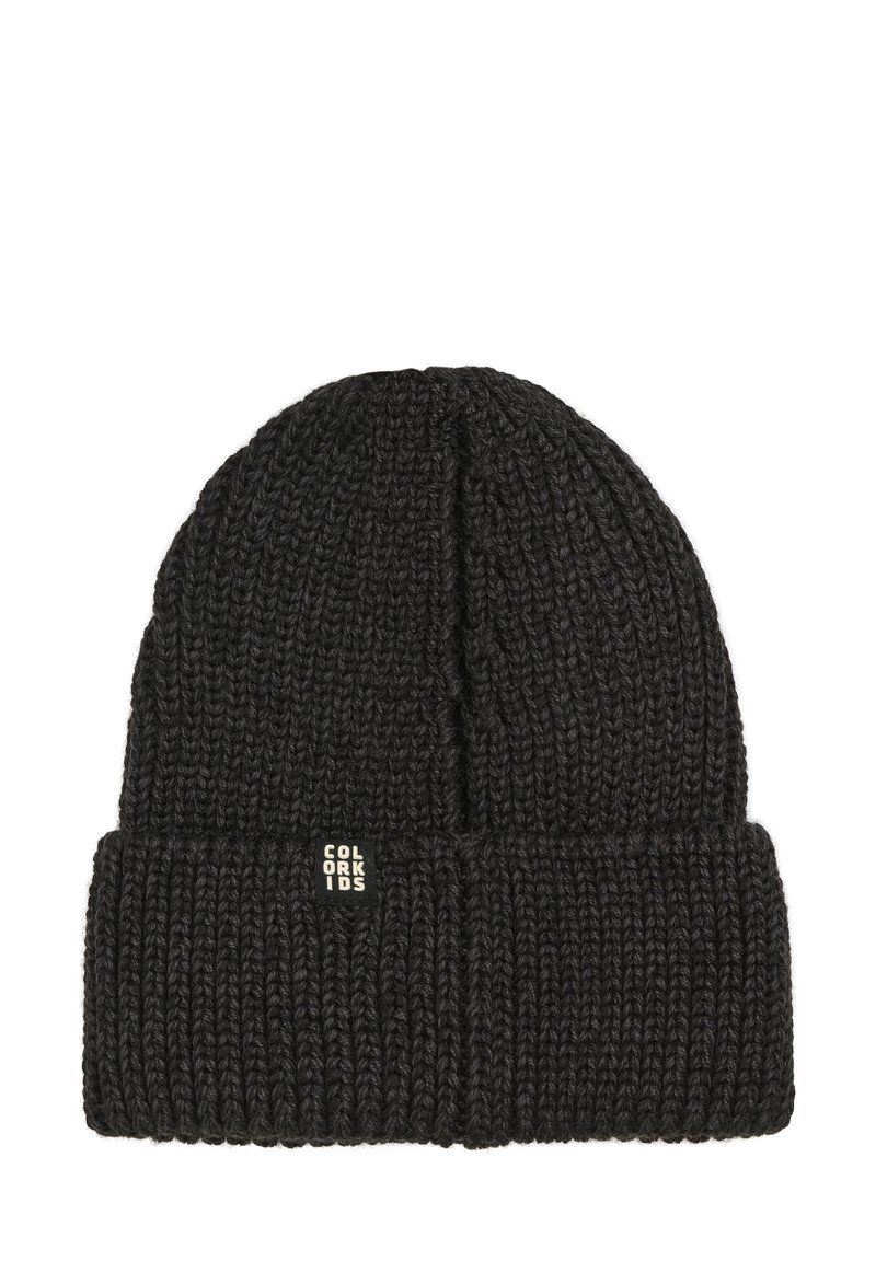 Svart stickad mössa med ribbad textur och vikbar kant. Har en liten etikett med "COLOR KIDS" i vit text på ena sidan.