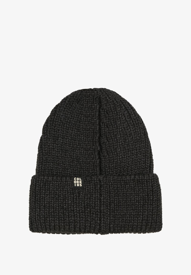 Zwarte gebreide beanie met een geribbeld textuur en omgeslagen rand. Heeft een klein label met "COLOR KIDS" in witte tekst aan één kant.