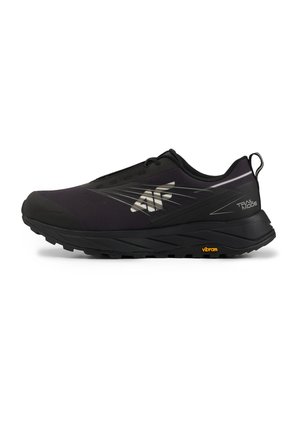 Czarny sportowy but do biegania po szlaku z niskim profilem, teksturowaną podeszwą, odblaskowym logo i tekstem "Trail Mode" z boku.