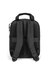 Schwarzer Rucksack mit gepolsterten, verstellbaren Trägern, einem oberen Griff und einer eleganten, glatten Stoffoberfläche. Einfaches Design ohne sichtbare Muster.