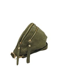 Sac en daim vert olive avec deux fermetures éclair dorées, forme triangulaire et une bandoulière amovible. Surface texturée et accents en matériel doré.
