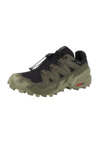 Scarpa da trail running caratterizzata da una combinazione di colori nero e verde oliva, tomaia traspirante, suola testurizzata e sistema di allacciatura rapida per una vestibilità sicura.