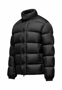 Zwarte pufferjack met een hoge kraag, voorzien van gequiltte secties, elastische manchetten en een strakke, gladde textuur. Geen zichtbare sluitingen.