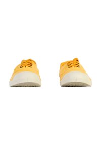 Zapatillas de lona amarillas con suelas de goma blanca, cordones planos y puntera redonda, que presentan un upper texturizado y un diseño sencillo.