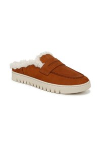 Chaussure à enfiler en cuir marron avec doublure en shearling, semelle en caoutchouc blanc plate et couture décorative sur le dessus. Bout arrondi et design décontracté.