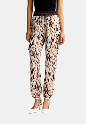 Pantaloni leggeri con stampa animalier, dotati di vita con cordoncino, polsini elastici e tasche laterali, in toni crema e marrone.