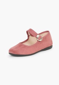 Scarpa stile Mary Jane in suede rosa polveroso, con punta rotonda, una striscia elastica e dettaglio in fibbia metallica. Suola in gomma nera.