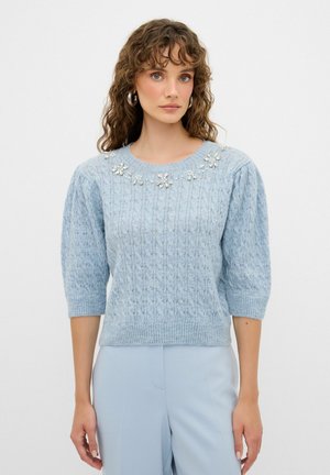 Himmelblaues gestricktes Sweater mit texturiertem floralen Perlenbesatz am Ausschnitt und kurzen Puffärmeln, mit geripptem Saum und Manschettendetails.