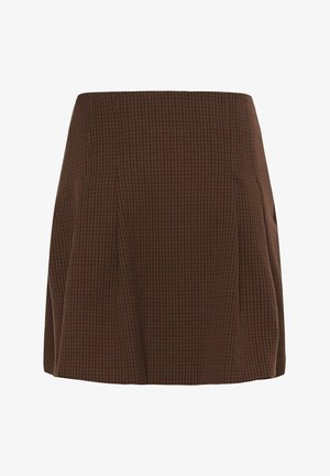 Jupe courte marron avec un motif à carreaux subtil et de légères plis, conçue pour une taille ajustée et convenant à une tenue décontractée ou formelle.
