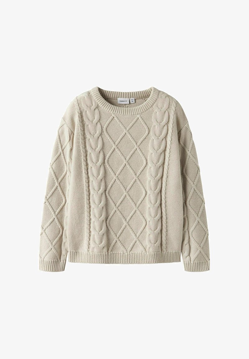 Pull en maille beige clair avec un motif torsadé comprenant des motifs en losange, col rond, poignets et ourlet côtelés. Tissu doux et texturé.