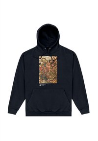 Sudadera negra con una colorida ilustración de estilo japonés de un guerrero con tigres, con el logo del Museo Ashmolean de Oxford debajo.