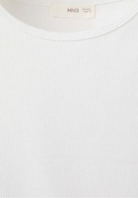 T-shirt blanc côtelé col rond avec étiquette de marque MNG au col en taille EUR-USA S, MEX CH.