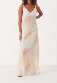 Robe longue avec col en V, en tissu léger présentant un motif abstrait pastel en rose, jaune et blanc, avec de fines bretelles spaghetti.