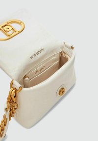 Weißes Lederhandtasche mit goldfarbener Verschluss, Kettendetails und geräumigem Innenraum mit Kartenfächern und Reißverschlussfach. Text: "LIU JO LA PUFFY."