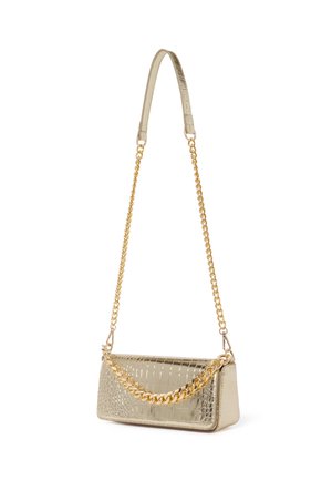 Gouden handtas met krokodillenpatroon, gouden ketting en beige leren schouderriem.