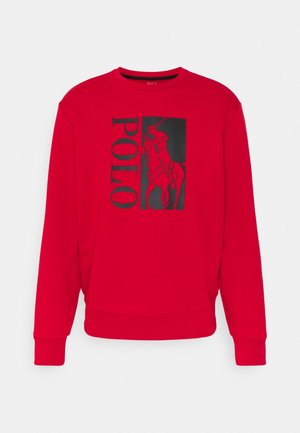 Sweat-shirt rouge à col rond avec un graphisme noir d’un joueur de polo à cheval et le mot « POLO » en grandes lettres.