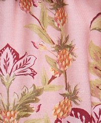 Material de culoare roz deschis, cu un model floral ce include frunze verzi și ananasuri de culoare brun-oroie, completat de accente florale adânci, de culoare roșie.