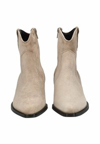 Bottes en suède beige à talon ouvert avec embouts pointus, fermetures éclairs sur les côtés et semelle en caoutchouc noir, présentant une texture lisse et un design minimaliste.