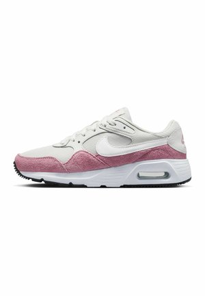 Witte sportieve schoen met roze suède accenten, textiele bovenkant, ronde neus, vetersysteem en zichtbare luchtunit in de hiel. Zwarte rubberen zool.