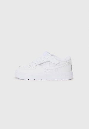 Bijele kožne tenisice, niske kroja, okrugli vrh, vezanje, teksturirana potplat i Nike logo detalj. Glatki materijal gornjeg dijela s ventilacijskim rupama.