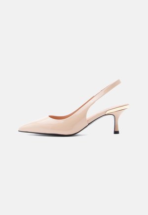 Glänzender, hautfarbener Slingback-Pumps mit spitzer Kappe, niedrigem Kitten-Heel und goldfarbenem Akzent an der Fersenkappe.