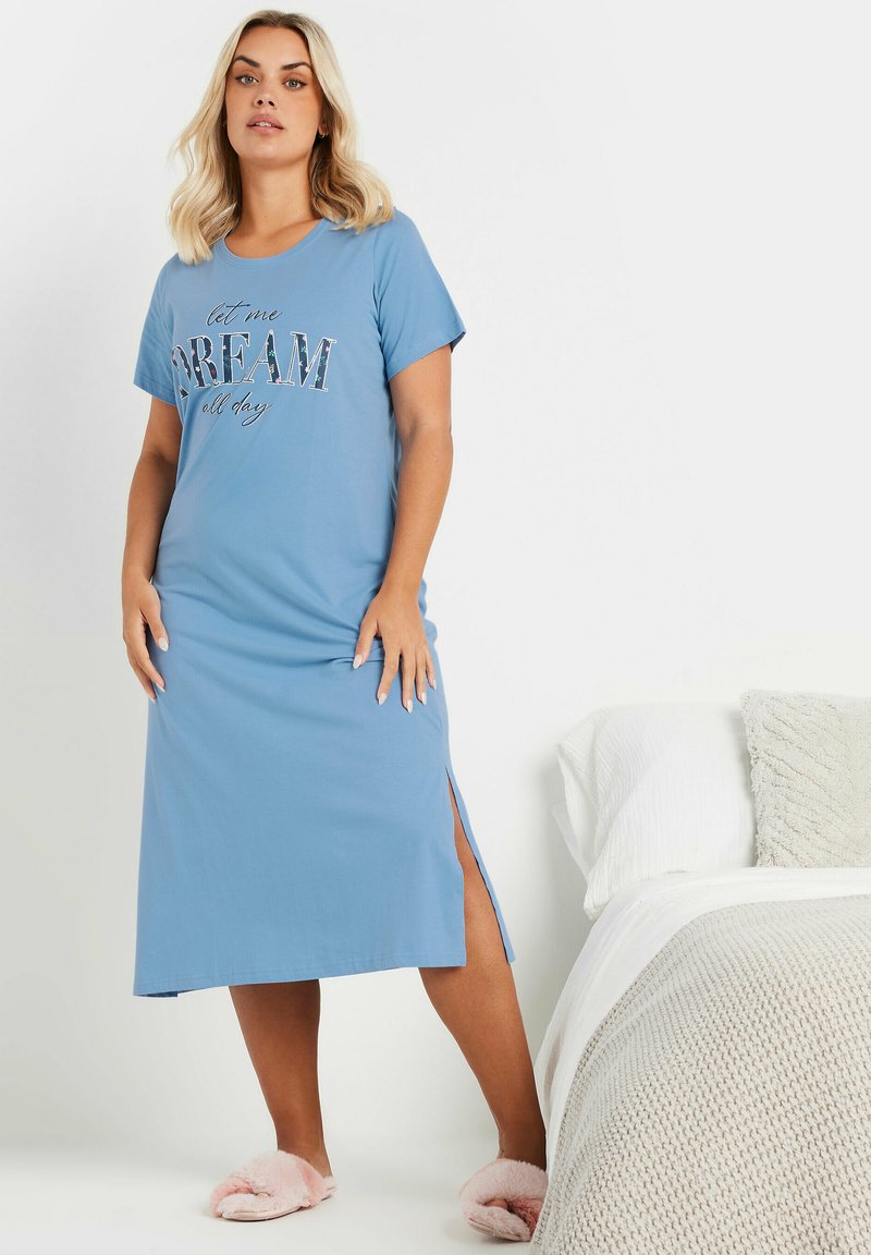 Ljusblå jersey-nattklänning med korta ärmar, med en grafisk tryck som säger "låt mig DRÖMMA hela dagen", och sidoflikar för bättre rörelsefrihet.