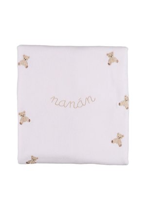 Coperta di un delicato rosa pallido con orsetti ricamati agli angoli e la parola "nanán" in un carattere corsivo al centro. Texture morbida.