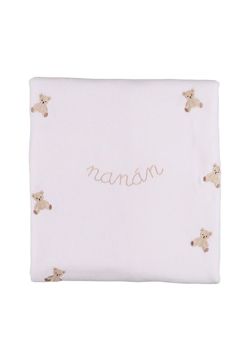 Couverture rose clair avec des ours en peluche brodés aux coins et le mot "nanán" en cursive au centre. Texture douce.