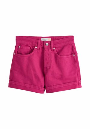 Lyserøde denimshorts med forreste knap, bæltestropper, opkrogede kanter og forlommer på en hvid baggrund.