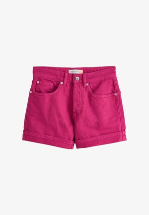 Lyserøde denimshorts med forreste knap, bæltestropper, opkrogede kanter og forlommer på en hvid baggrund.