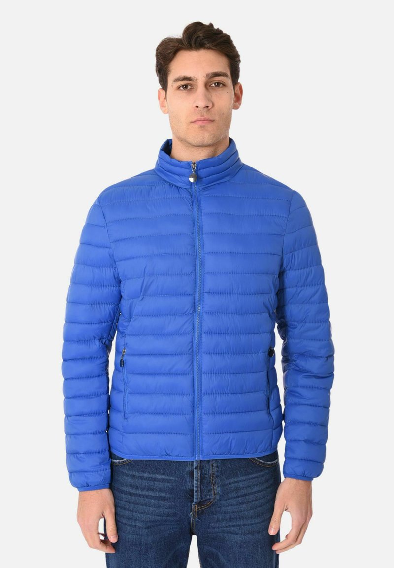 Giacca puffer blu con colletto alto, tessuto a righe orizzontali, chiusura frontale con zip e tasche laterali. Design aderente con una finitura liscia.