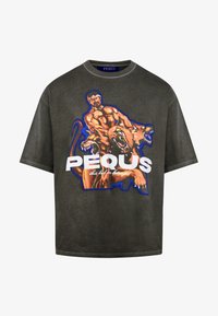 Šedé oversized tričko s farebnou potlačou svalnatého muža jazdiaceho na levovi. Obsahuje výrazný nápis "PEQUS" a slogan pod ním.