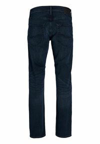 Jeans in denim scuro con taglio dritto, dotati di tasche posteriori e di una patta in pelle in vita. Il tessuto è liscio con una leggera texture.